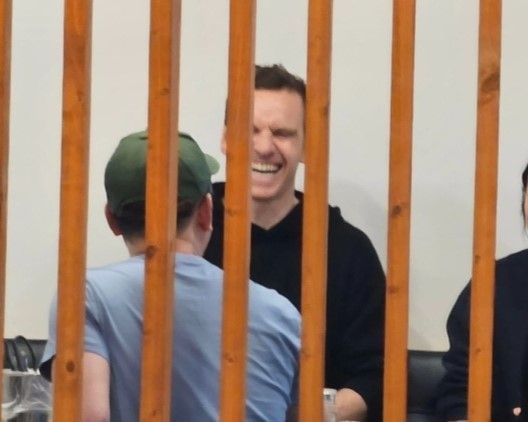 할리우드 배우 마이클 패스벤더가 한국의 한 식당에서 간장게장을 먹는 모습이 온라인상에서 화제다. 온라인 커뮤니티 캡처