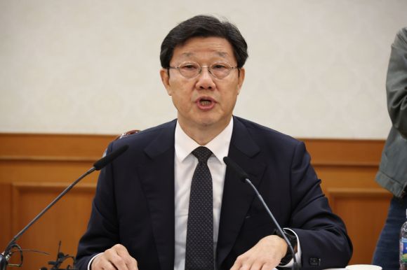 의료 개혁 특위 첫 회의에서 발언하는 노연홍 위원장 - 개혁을 논의하는 사회적 협의체인 대통령 직속 의료 개혁 특별위원회 위원장인 노연홍 한국제약바이오협회장이 25일 오전 서울 종로구 정부서울청사에서 열린 특위 첫 회의에서 발언하고 있다. 특위는 지역의료 강화, 의료사고 안전망 구축, 수가 등 보상체계 공정성 제고를 핵심으로 하는 ‘4대 필수 의료 정책 패키지’를 구체화할 계획으로 대한의사협회(의협)와 대한전공의협의회(대전협)는 불참했다. 2024.4.25 연합뉴스