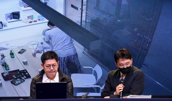 오메가엑스 강제 추행 사건 기자회견 - 황성우 스파이어엔터테인먼트 대표(왼쪽), 김태우 변호사가 19일 오후 서울 강남구 성암아트홀에서 열린 그룹 오메가엑스 강제추행 사건 CCTV영상 공개 및 고소장 접수에 관한 기자회견에서 CCTV를 공개하고 있다. 2024.3.19 뉴시스