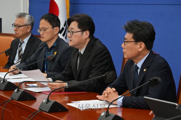 홍익표 더불어민주당 원내대표가 30일 국회에서 열린 원내대책회의에서 발언하고 있다. 2024.4.30 안주영 전문기자