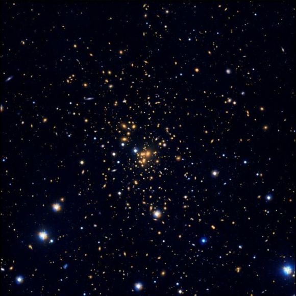 처녀자리 방향에서 관찰할 수 있는 아벨 1689 은하단. 출처=INAF/VST