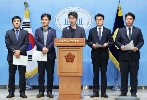 문재인 전 대통령 주변 수사 관련해 회견하는 민주당 의원들. 연합뉴스