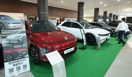 지난달 제주도에서 열린 제11회 국제e-모빌리티엑스포에서 관객들이 전시된 전기차를 살펴보고 있다. 제주 연합뉴스