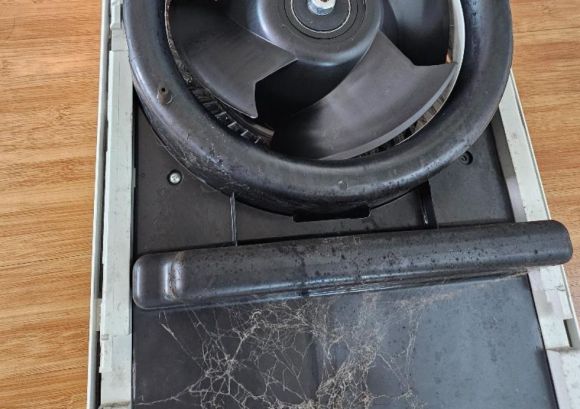 업체에 에어컨 청소를 맡겼다 사기를 당했다는 A씨가 올린 사진 속 에어컨 모습. 온라인 커뮤니티 ‘보배드림’