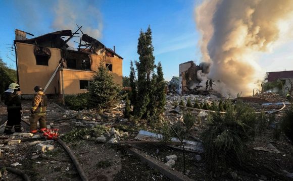 지난 10일 하르키우에서 러시아가 우크라이나를 공격한 가운데 소방관들이 러시아의 미사일 공격 현장을 수습하고 있다. 로이터 연합뉴스