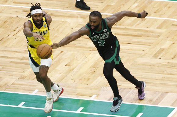 NBA 보스턴 셀틱스의 제일런 브라운(오른쪽)이 24일(한국시간) 인디애나와의 동부 콘퍼런스 결승 2차전에서 아이제아 잭슨으로부터 공을 스틸하고 있다. 보스턴 AFP 연합뉴스