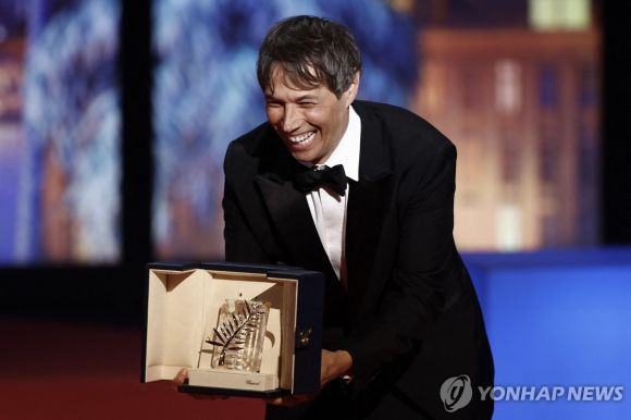 제77회 칸국제영화제에서 황금종려상 받은 션 베이커 감독. 사진=AFP/연합뉴스