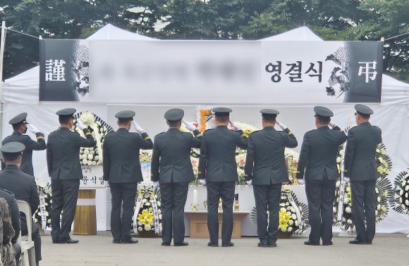 30일 오전 전남 나주시 한 장례식장 야외 공간에서 얼차려 중 쓰러졌다가 이틀 만에 숨진 훈련병에 대한 영결식이 열리고 있다. 2024.5.30 나주 연합뉴스