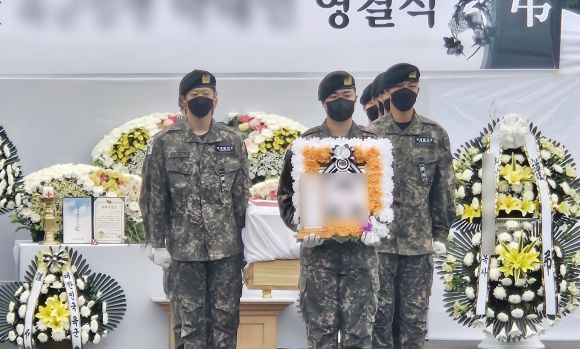 30일 오전 전남 나주시 한 장례식장 야외 공간에서 얼차려 중 쓰러졌다가 이틀만에 숨진 훈련병에 대한 영결식이 열리고 있다. 2024.5.30 나주 연합뉴스