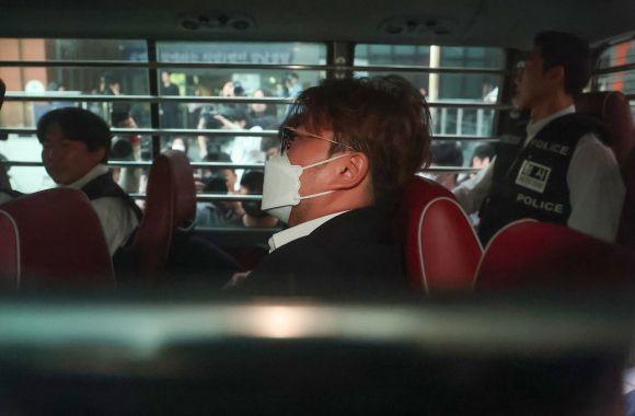 호송차에 탄 김호중 - 음주 뺑소니 혐의를 받는 가수 김호중이 31일 서울 강남구 강남경찰서에서 검찰로 송치되며 호송차에 타 있다.  연합뉴스