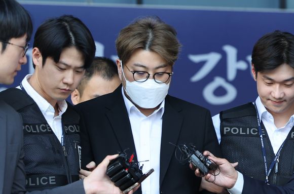 검찰 송치되는 ‘음주 뺑소니’ 김호중 - 음주 뺑소니 혐의를 받는 가수 김호중이 31일 오전 서울 강남구 강남경찰서에서 검찰로 송치되고 있다.  연합뉴스