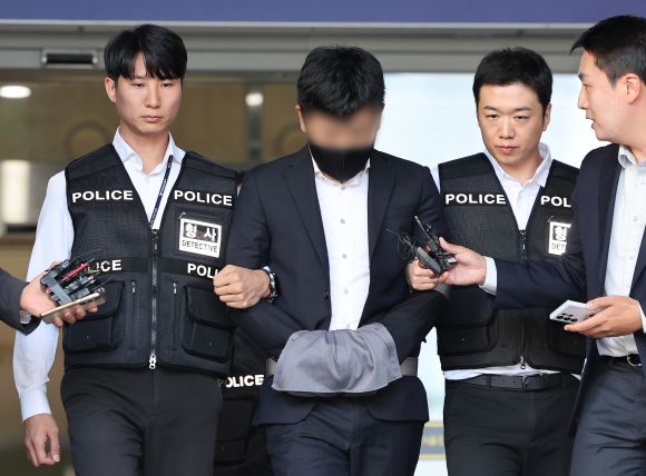 ‘김호중 음주운전 허위 자수’ 구속 송치되는 이광득 대표 - 음주 뺑소니 혐의를 받는 김호중을 대신해 김씨 매니저에게 허위 자수를 지시한 혐의(범인도피교사)를 받는 생각엔터테인먼트 이광득 대표가 31일 서울 강남구 강남경찰서에서 검찰로 송치되고 있다.  연합뉴스