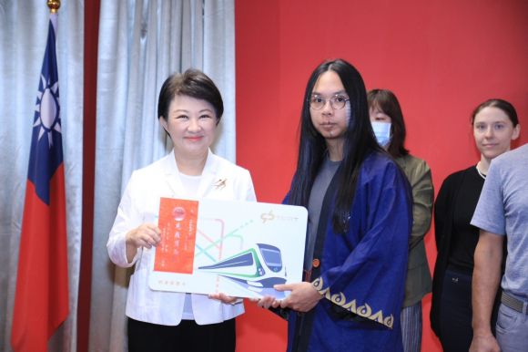 지하철 흉기 난동을 제압해 지난 4일 타이중시 정부에서 표창장을 받은 쉬뤼시엔 씨(오른쪽). 자료 : 타이중시 정부