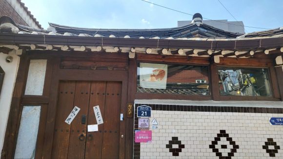 책보냥은 성북동 한옥마을에 있는 작은 독립서점으로 초인종을 누르면 책방문이 열린다.