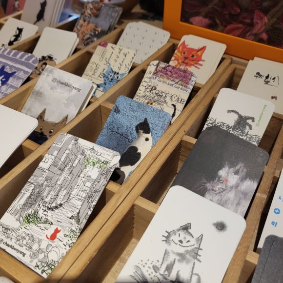 책보냥은 고양이 전문서점 답게 고양이와 관련된 정보서적 뿐아니라  고양이 역사, 그림, 에세이, 시 등 다양한 책들이 있다.