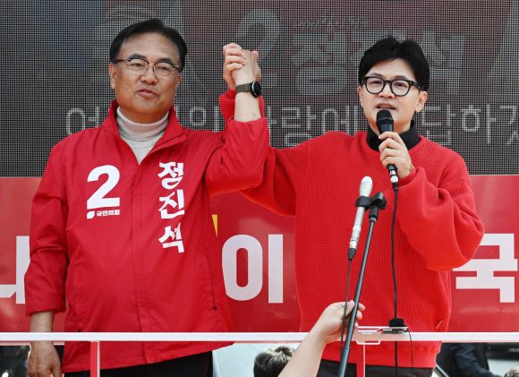 한동훈 국민의힘 총괄선거대책위원장이 7일 공주 부여 청양살리기’ 공주대 대학로 지원유세를 공주대후문 삼거리 앞후보와 함께 지지를 호소하고 있다. 2024.4.7 공주 안주영 전문기자