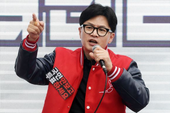한동훈 국민의힘 비상대책위원장 3일 강원 원주시 롯데시네마 인근에서 열린 집중유세에서 여당 후보 지지를 호소하고 있다. 2024.4.3 원주 안주영 전문기자