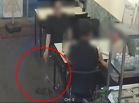 대구 중구의 한 치킨집에서 손님이 잔에 든 맥주를 바닥에 붓는 모습.  네이버 카페 ‘아프니까 사장이다’ 캡처