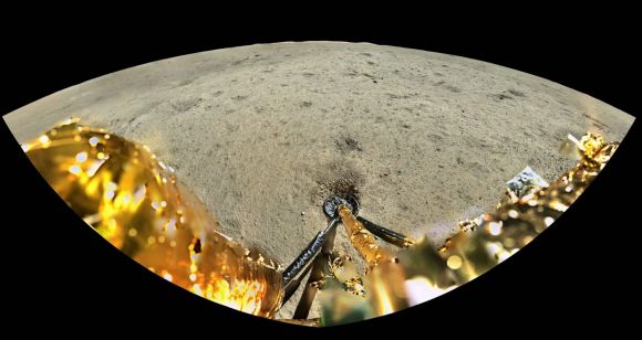 창어 6호 카메라에 잡힌 다리와 달 표면 모습. CNSA