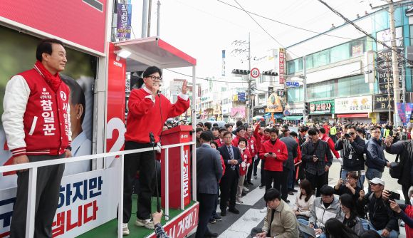 한동훈 국민의힘 총괄선거대책위원장이 제22대 국회의원선거 사전투표 둘째 날인 6일 경남 거제시 고현사거리에서 열린 ‘국민의힘으로 거제살리기’ 지원유세에서 서일준경남 거제시 후보의 지지를 호소하고 있다. 2024.4.6 거제 뉴스1
