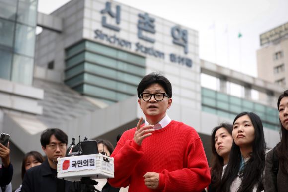 4·10 총선 사전투표 첫날인 5일 한동훈 국민의힘 비상대책위원장 겸 총괄선대위원장이 서울 서대문구 신촌동 주민센터에서 투표를 마치고 취재진의 질문에 답하고 있다. 2024.4.5 연합뉴스