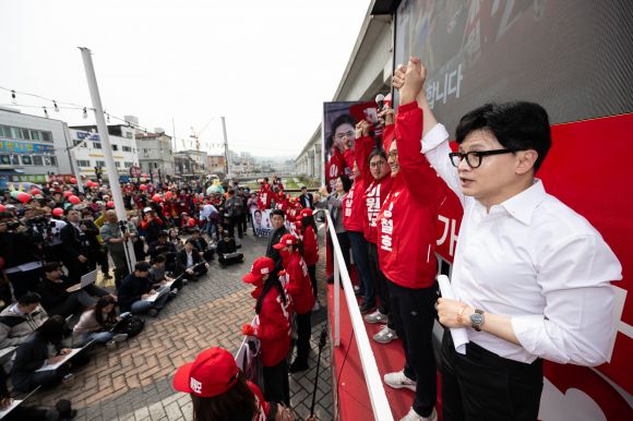 한동훈국민의힘 비상대책위원장이 8일 경기 용인시 용인중앙시장 일대에서 열린 집중 유세에서 강철호 경기 용인정 후보의 손을 들어올리며 지지를 호소하고 있다. 2024.4.8 안주영 전문기자