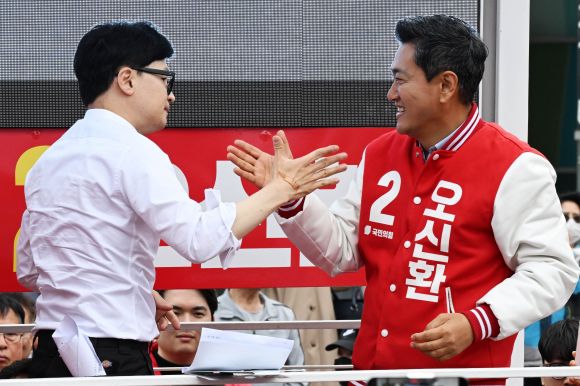 한동훈 국민의힘 총괄선대위원장이 4일 서울 광진구 롯데백화점 건대스타시티점에서 오신환 광진구을 후보와 악수하고 있다. 2024.4.4 홍윤기 기자