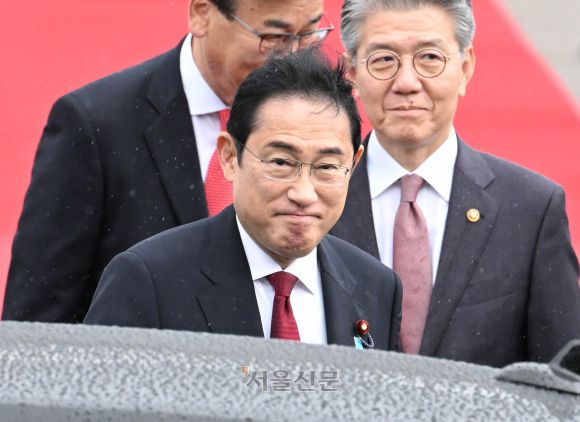 기시다 후미오 총리 - 기시다 후미오 일본 총리가 한일중 정상회의를 하루 앞둔 지난달 26일 경기도 성남 서울공항에 도착해 이동하고 있다.  홍윤기 기자