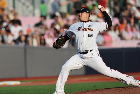 역투하는 류현진 - 역투하는 류현진     (청주=연합뉴스) 천경환 기자 = 18일 충북 청주야구장에서 열린 2024 프로야구 KBO리그 한화 이글스와 키움 히어로즈의 경기. 1회초 한화 선발투수 류현진이 역투하고 있다. 2024.6.18     kw@yna.co.kr (끝)