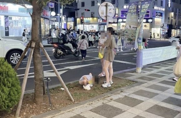 논란이 된 중국 관광객 추정 모습. 온라인커뮤니티