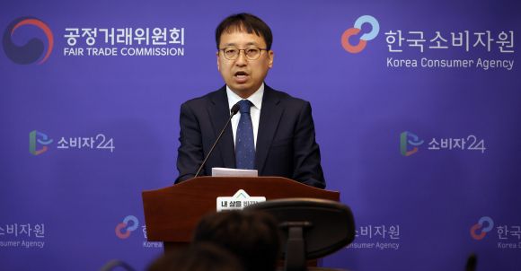 소비자원, 2박 예약 우선제 캠핑장에 개선 권고 - 박준용 한국소비자원 시장감시팀장이 지난 18일 세종시 정부세종청사에서 국내 주요 5개 캠핑장 플랫폼과 플랫폼에 등록된 100개 캠핑장을 대상으로 실시한 실태조사 결과, 상당수의 캠핑장이 2박 우선 예약제를 시행하고 이용 대금 결제를 계좌이체로만 가능하게 해 소비자들이 불편을 겪고 있는 것으로 나타났다고 밝히고 있다. 소비자원은 1박 예약이 가능한 일자의 확대나 결제 수단의 다양화 등을 권고할 계획이라고 덧붙였다. 2024.06.18. 뉴시스