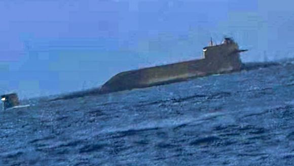 지난 18일 대만해협 펑후현 인근 해상에 떠오른 중국 인민해방군 핵추진 잠수함. 사우스차이나모닝포스트 캡처