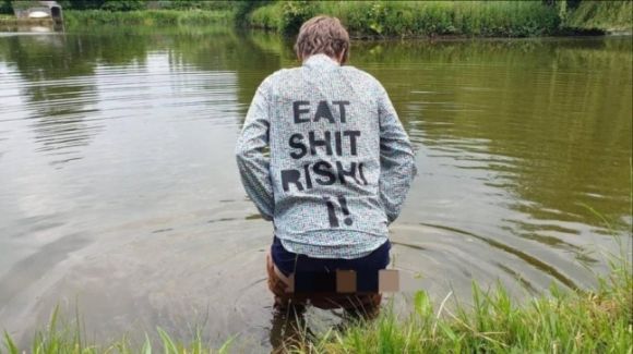 영국 수낵총리 별장 내 호수에서 배변하는 환경단체 소속 남성. 유스디맨드