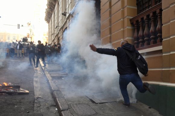 볼리비아 시민 - 남미 볼리비아에서 군부 일부가 26일(현지시간) 탱크와 장갑차를 동원해 대통령궁에 무력으로 진입했다가 3시간여 만에 철수했다. 로이터 연합뉴스
