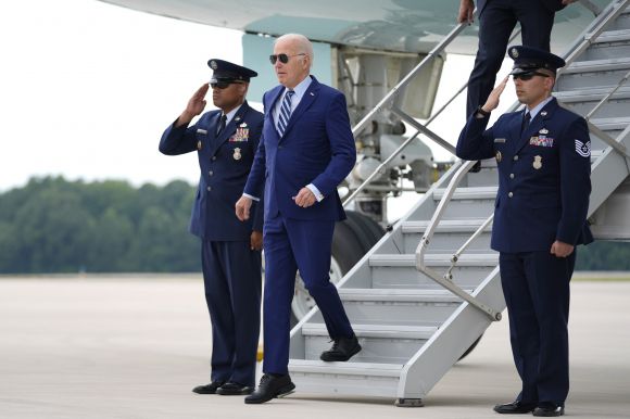에어포스원 트랩 내려오는 바이든 - 조 바이든 미국 대통령이 27일(현지시간) 전용기편으로 조지아주 매리에타 공군기지에 도착해 비행기 트랩을 내려오고 있다. 이날 바이든 대통령은 애틀랜타에서 CNN 주최로 열리는 도널드 트럼프 전 대통령과의 대선 후보 TV 토론에 참석할 예정이다. 2024.06.28  AP 연합뉴스