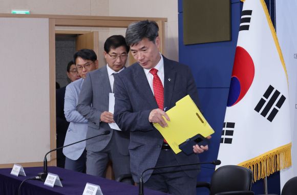 브리핑 위해 입장하는 박구연 국무1차장 - 박구연 국무조정실 국무1차장이 27일 서울 종로구 정부서울청사에서 후쿠시마 오염수 방류 관련 브리핑 및 향후계획을 설명하기 위해 입장하고 있다. 2024.6.27 연합뉴스