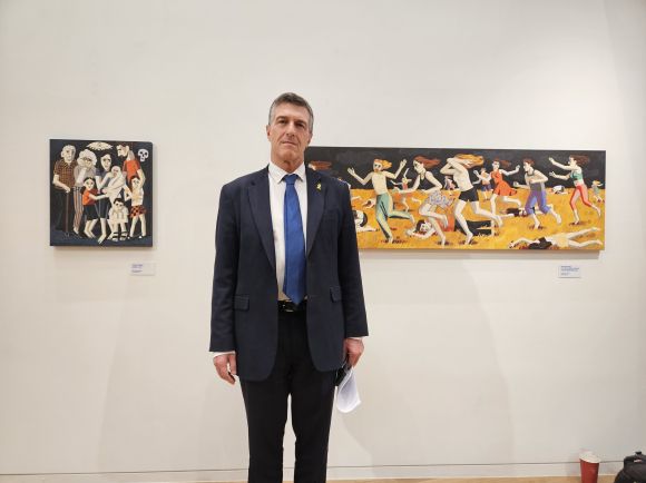 아키바 토르 주한이스라엘대사가 1일 서울 종로구 인사동 갤러리은에서 열린 이스라엘 인질 귀환을 염원하는 전시회 ‘사로잡힌 희망’에 전시된 그림 앞에 서 있다. 최영권 기자