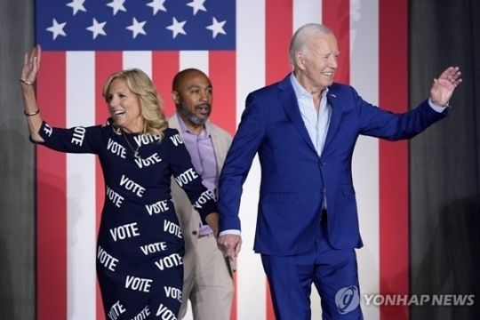 질 바이든 여사가 28일(현지시간) 노스캐롤라이나주에서 열린 유세에서 ‘VOTE’(투표하라) 글자가 적힌 블랙 원피스를 입고 등장했다 연합뉴스