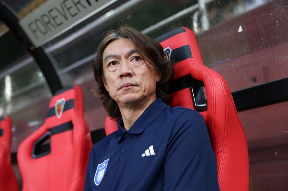 홍명보 울산 HD 감독이 30일 포항스틸야드에서 열린 K리그1 2024 20라운드 포항 스틸러스와의 원정 경기에서 선수들을 바라보고 있다. K리그 제공