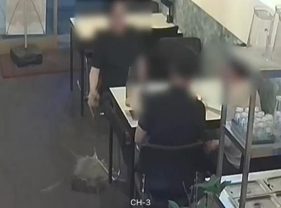 지난달 7일 대구 한 치킨집에서 남성이 고의로 맥주를 바닥에 쏟고 있다. ‘아프니까 사장이다’ 카페 캡처