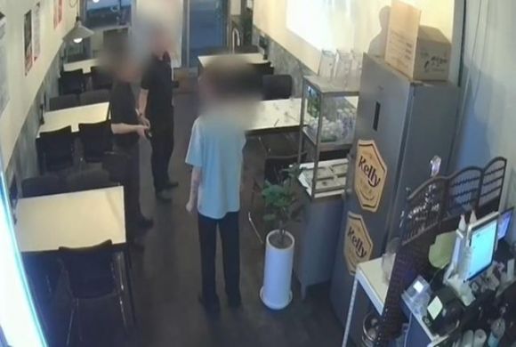 대구 중구청 공무원 2명이 지난달 7일 한 치킨집에서 업주 배우자에게 항의를 하고 있다. ‘아프니까 사장이다’ 카페 캡처