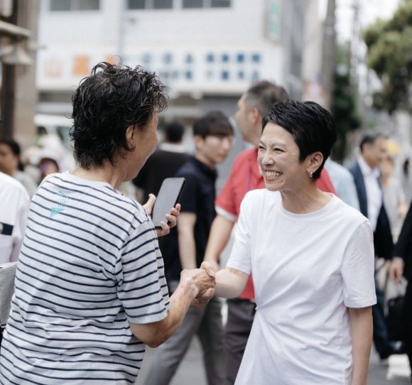 도쿄도지사 후보 렌호 전 참의원 - 일본 도쿄도지사 선거에 나선 렌호 전 참의원이 2일 스나마치 긴자 상점가에서 시민과 악수하고 있다. 렌호 전 참의원 엑스 캡처