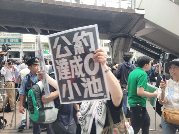 고이케 지사에 항의하는 시민 - 2일 일본 도쿄 아키하바라역 광장에서 열린 고이케 유리코 지사 유세 현장에서 한 시민이 ‘공약 달성 0 고이케’라는 플래카드를 들고 항의하고 있다. 도쿄 김진아 특파원