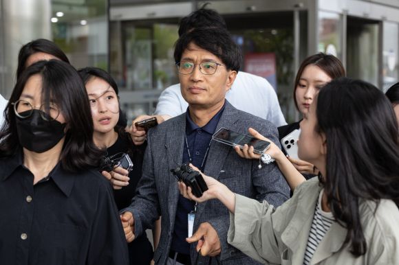 시청역 역주행 운전자 병원서 첫 조사 마친 경찰 - 경찰이 4일 오후 서울 종로구 서울대병원에서  시청역 역주행 사고 운전자를 상대로 첫 피의자 조사를 마친 뒤 병원을 나서고 있다. 2024.7.4. 연합뉴스