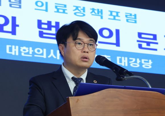 격려사 하는 임현택 대한의사협회장 - 임현택 대한의사협회장이 4일 서울 용산구 대한의사협회에서 열린 의료정책연구원 창립 22주년 기념 의료정책포럼 ‘현 의료사태에서 정치와 법률의 문제’에서 격려사를 하고 있다. 2024.7.4 연합뉴스