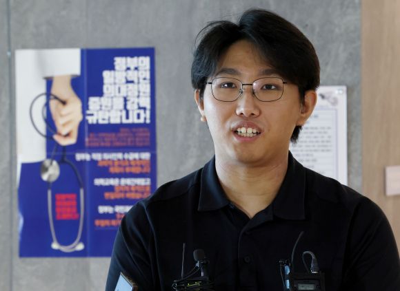 의대생·전공의 대상 간담회 전 취재진 만난 채동영 이사 - 28일 오후 대한의사협회의 의대생·전공의 대상 간담회가 열리는 서울 용산구 의협 회관에서 채동영 의협 홍보이사가 행사 전 취재진에 발언하고 있다. 2024.6.28 연합뉴스