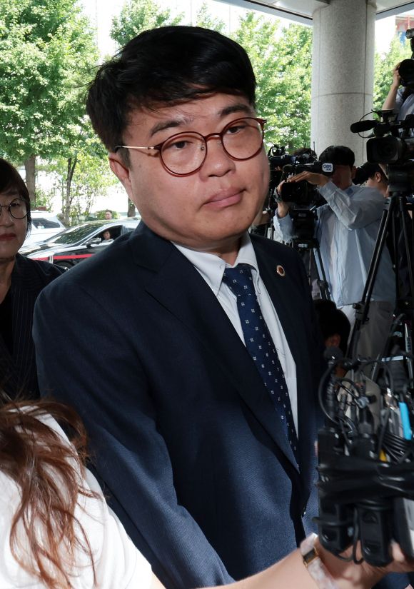 ‘전공의 집단사직 공모 혐의’ 임현택 의협 회장 소환 조사 - 임현택 대한의사협회 회장이 20일 오전 마포구 서울경찰청 공공범죄수사대에서 전공의 집단 사직 공모 혐의 관련 추가조사를 위해 출석하고 있다. 2024.6.20 연합뉴스