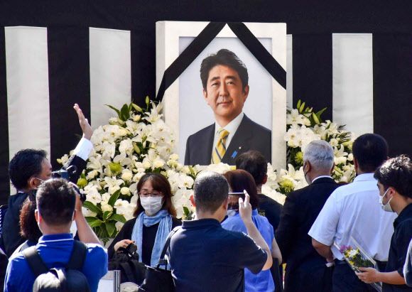 아베 신조 전 총리 - 2022년 7월 8일 참의원 선거 유세 중 총에 맞아 숨진 아베 신조 전 일본 총리의 국장(國葬)이 사후 81일 만인 27일 도쿄 지요다구 일본 무도관(니혼 부도칸)에서 치러지고 있다. 2022.7.8 타스 연합뉴스