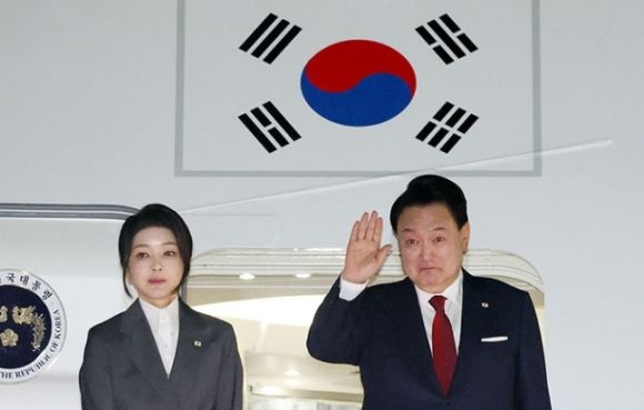 윤석열 대통령과 김건희 여사가 8일 오후 미국 하와이와 워싱턴을 방문하기 위해 경기 성남시 서울 공항에서 공군1호기에 올라 인사하고 있다.대통령실사진기자단