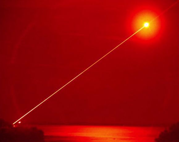 레이저 대공무기 - 레이저 대공무기는 광섬유로부터 생성된 광원 레이저를 표적에 직접 조사해 무력화시키는 신개념 미래 무기체계로, 근거리에서 소형무인기와 멀티콥터 등을 정밀 타격할 수 있다. 사진은 레이저 대공무기 시험 발사 모습. 방위사업청 제공